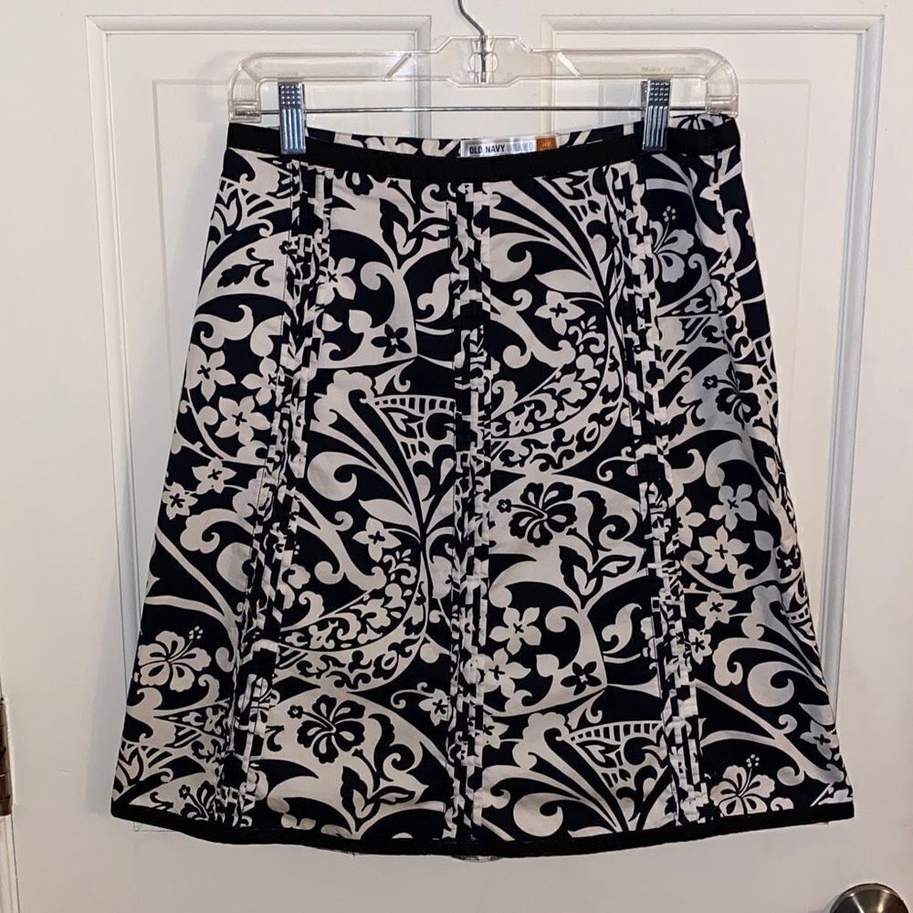 🔥3/$20🔥 Old Navy black and white cotton skirt size 4